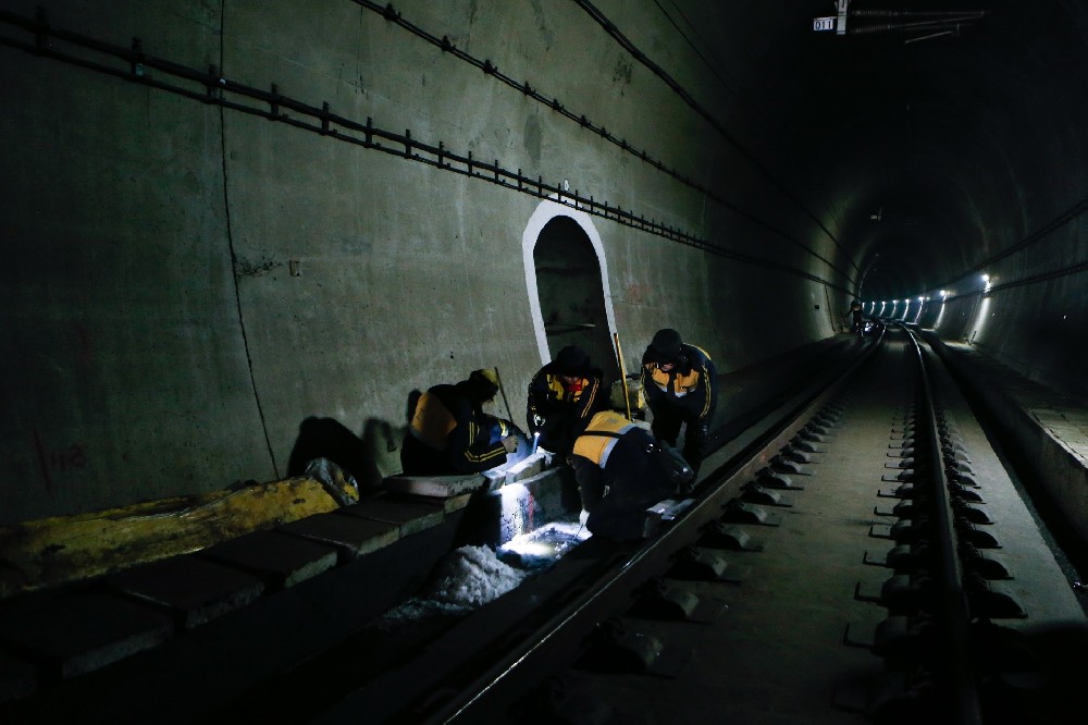 淇县铁路运营隧道病害现状